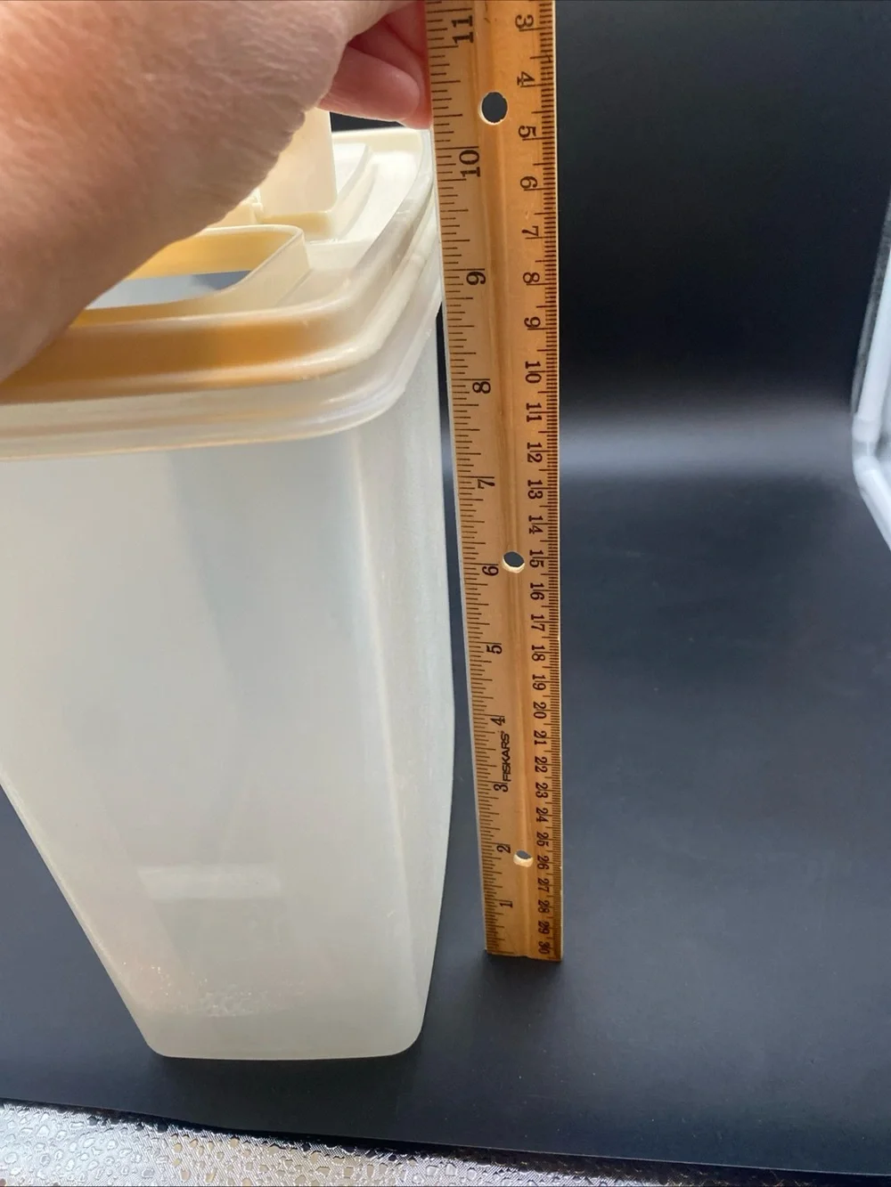 RubberMaid Cereal Keeper 21 cup Servin’ Saver